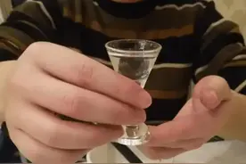 轮到你敬酒时，千万别干瞪眼，牢记这四句敬酒词，万能又好用！图片