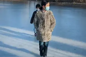 孙莉驾豪车带仨儿女出游，多妹和弟弟越长越像，多多身高直追妈妈图片