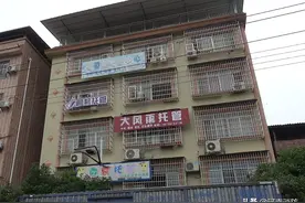 6层自建房藏4家午托机构！铁门拦路、逃生窗封死、存放大量电动车……200个孩子住里面？！图片