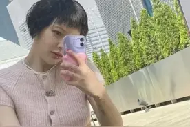 韩国女星着装再惹争议，衣服短到露侧乳，网友：她们是在恢复传统图片