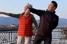 印小天晒与母亲跳舞合影，豪宅意外曝光，曾被哈琳娜骗婚图片