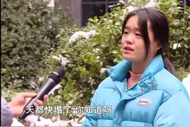 湖南19岁女孩又当姐姐又当妈，摆地摊抚养三胎弟弟，姐姐：我不恨图片