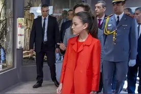 12岁摩洛哥公主穿红裙好成熟，母亲是最美王妃，受独宠16年后被废图片