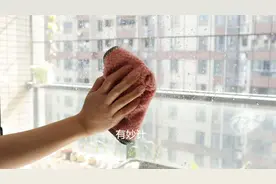 高处玻璃太难擦？不用花钱请保洁，教你一招，两面玻璃干净无水痕图片