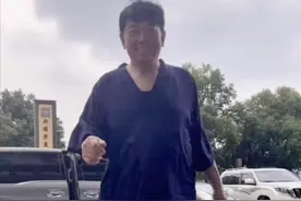 知名港星定居内地，娶东北姑娘秀恩爱，女方年轻穿热裤错认是父女图片