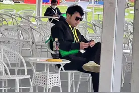 雷佳音穿拖鞋参加孩子校庆，学费一学期七万七，不忘帮老婆背包图片