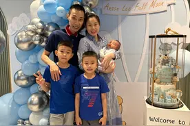 三胎儿子满月了！李宗伟晒一家五口第一张全家福，红光满面太温馨图片