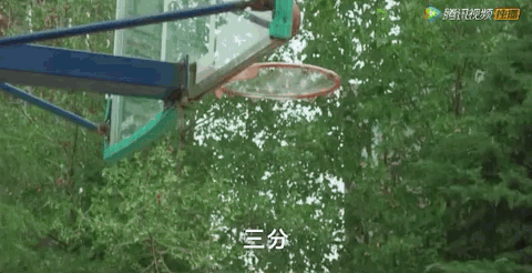 “玉兔精”演大妈，跟年轻小伙抢篮球场，广场舞比赛穿奥特曼战服