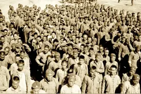 18世纪末，大批华人劳工去美国淘金，结果被白人揪着辫子强迫劳动图片