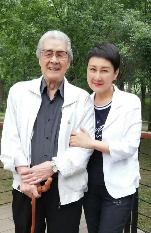 60岁张凯丽同框72岁黄梅莹,相差12岁,一个优雅,一个大气