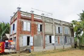 越南男子用捡来的酒瓶子造出了一座房子，花费了15年的时间图片