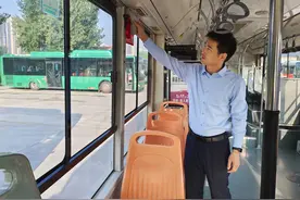 保障车辆舒适度 提升乘客体验感——郑州公交212路车长对所属车辆进行全面清洁维护图片