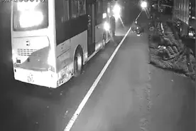 两位老人受伤倒在路上，两名公交司机接力救人图片