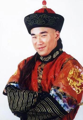 陈文杰由笑剧新星叮当扮演,舒畅扮演徐莲,曾志伟扮演和珅,张国立的