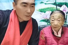 懒汉？李玉成赖床不起，85岁马玉琴将其拽起来，网友：何必呢图片