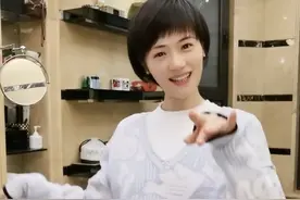 央视主持人董丽萍热舞，40岁皮肤白身材纤细，被网友盛赞是中学生图片