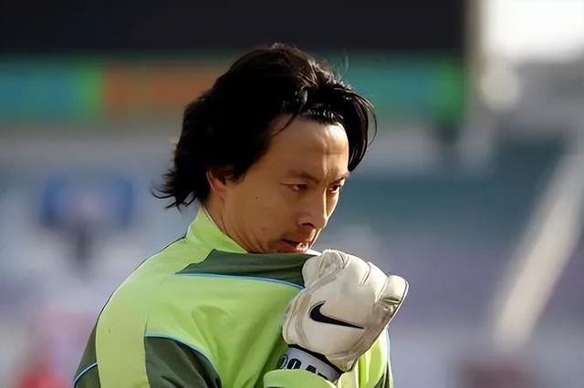 安琦:天才门将不懂世故29岁退役,娶教练女儿,靠卖樱桃"翻红"