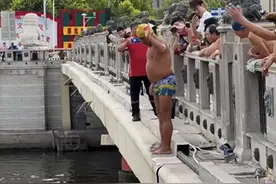 大爷依然是大爷！天津大爷集体跳水成网红景点，网友戏称新增为“8A景区”图片