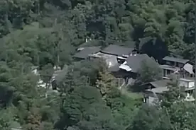湖北惊现一神秘村民，世代和祖坟同住，奇葩习俗让人后背发凉图片