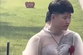 山东男子穿裙子给发小当伴娘，一脸娇羞，网友：把新娘比下去了图片