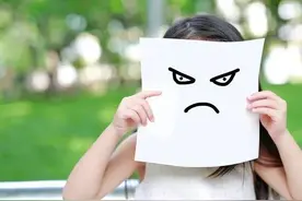 孩子乱发脾气父母束手无策，0-4岁儿童情绪管理问题方法全在这里图片