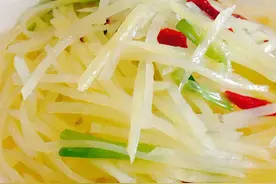 炒土豆丝时，只需要加这一步，瞬间就能变的酸辣香脆，还不粘锅图片