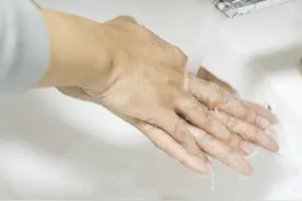 有的人手臂“青筋暴起”，有的人几乎看不见青筋，哪种人更健康？图片