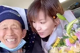 50岁老汉捡破烂养弃婴，女儿长大卖公司尽孝，远比酒干倘卖无感人图片