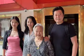 演员孙思瀚定居美国，祖孙三代坐豪华游艇出游，炫耀生活引争议图片