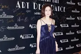 关之琳真不像奶奶年纪的人，吊带裙显出好身材，中分发型挺慵懒的图片