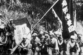 1949年，小战士从报纸上认出父亲，连长：别闹了，这是兵团司令图片