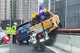 蓝色车的正义之战：揭秘黄色工程车的激情斗气行为！图片