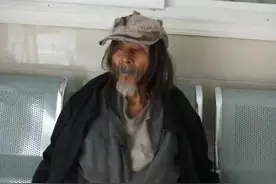 老人被确认车祸死亡11年后“复活”，网友细思极恐：当年被火化的又是谁？图片