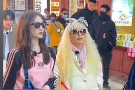 倪萍蔡明罕同框！俩人搀扶走不动道，74岁刘晓庆独自背包健步如飞图片