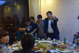 70后渐渐地喜欢独自饮酒，是因为老了？只是领悟了喝酒真谛图片