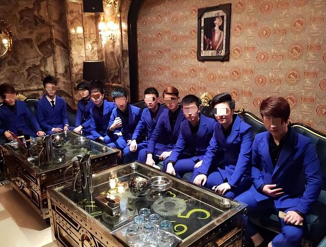 江苏一“鸭窝”被警方捣毁，卖淫者全是男性，女嫖客最小只有25岁