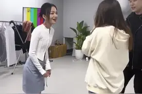 张韶涵路透图曝光，紧身衣配包臀裙气质出众，真是小个子穿搭模板图片