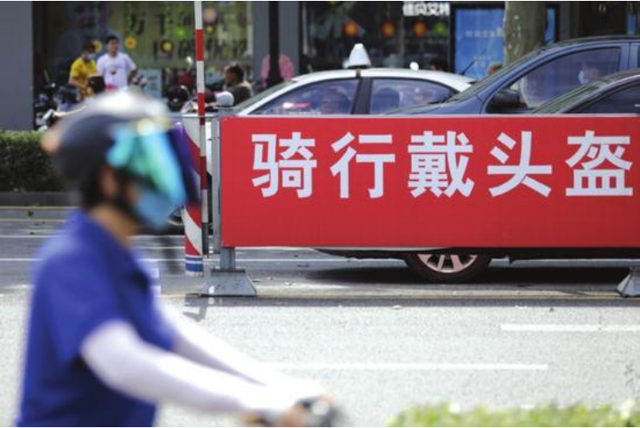 骑电动车随身携带头盔很麻烦？交警：有个“机关”，可以轻松解决