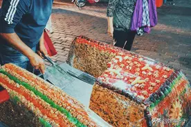 街头偶遇新疆切糕，想花10元买点尝尝，一刀下去，网友：后悔了吧图片