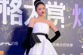 最新红毯大赏！蒋勤勤扮嫩失败不如陈数高级，姚安娜剪短发太老气图片