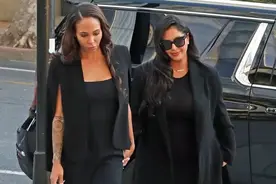 科比40岁遗孀昂首挺胸，黑裙撑到透明，哭诉听闻丈夫遇难时正哺乳图片