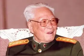 他被免去副总长、中央委员，本打算退休养老，没想到又被重用13年图片