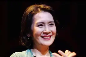 看了64岁肖雄的造型，才发现：穿衣简约、短发微卷，到老都优雅图片