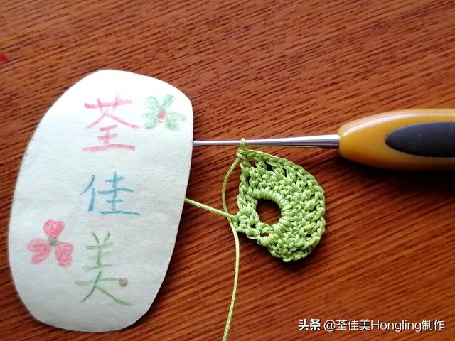 远方喜欢在银杏树下漫步的人,为你钩织了两片银杏叶哟