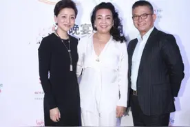 54岁杨澜美国授课被疑移民！头发稀疏鬓角斑白，怕露富反背名牌包图片