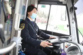 洛阳90后护士改行开公交车：我是护士里最会开车的，司机中最会扎针的图片