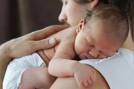 家里老人带娃有这个影响宝宝大脑健康的习惯，宝妈要果断制止图片