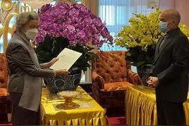 柬埔寨太后在北京过妇女节好隆重！优雅品茶吃中国点心，国王送花图片