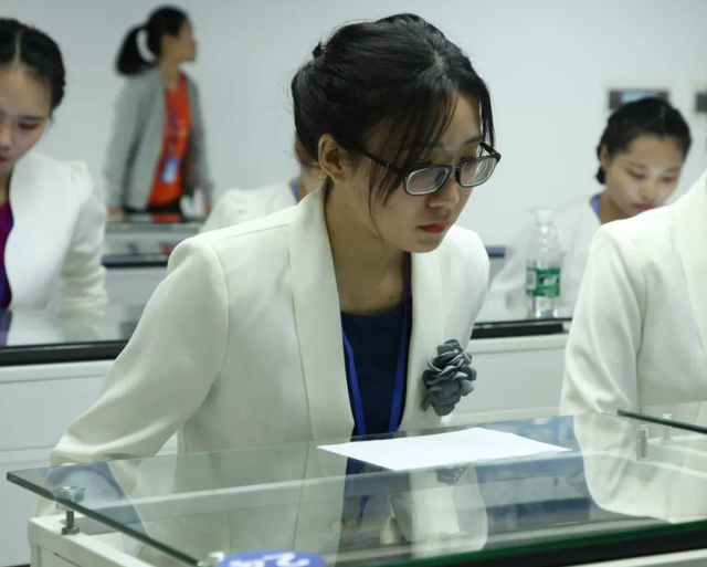 “倒水太满”被辞女生：拿到离职工资