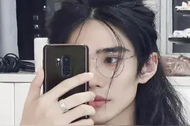 安徽一高校男生走红，长发飘飘且温润如玉，网友：小说照进现实图片